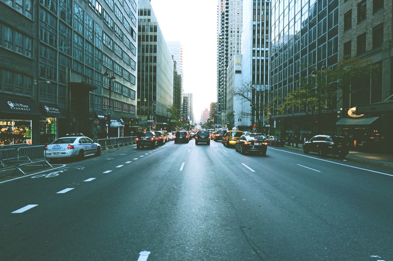 city road in new york with urban traffic and skyscrapers, new york urban traffic and skyscrapers 4k