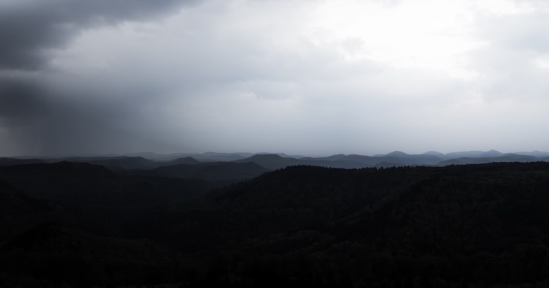 gloomy silhouette of a mountain ridge on a foggy day, gloomy mountainscape 4k