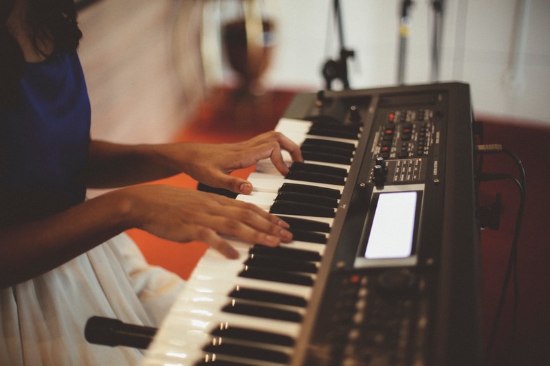 a woman playing the keyboard in a small room, keyboard practice 4k