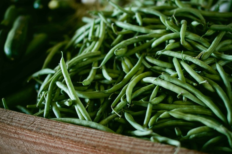 basket of fresh green beans at a vegetable market, fresh green beans 4k