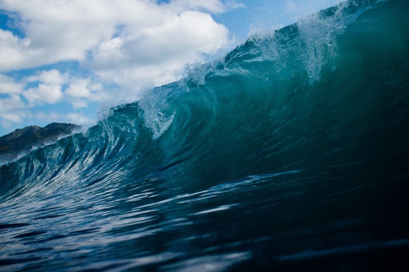 big ocean wave forming at ngarunui beach, rolling wave crash 4k