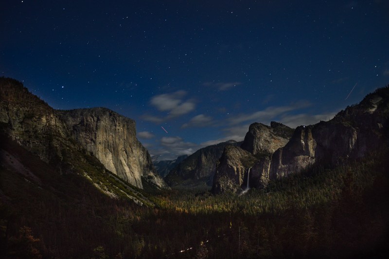 stars and clouds in the night sky over yosemite valley, nightfall over yosemite 4k