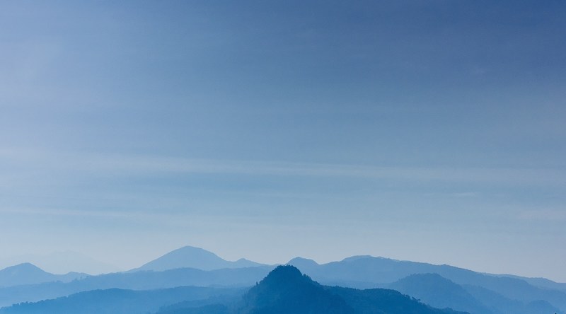 pale silhouettes of mountain ridges under a blue sky, blue mountain silhouettes 4k
