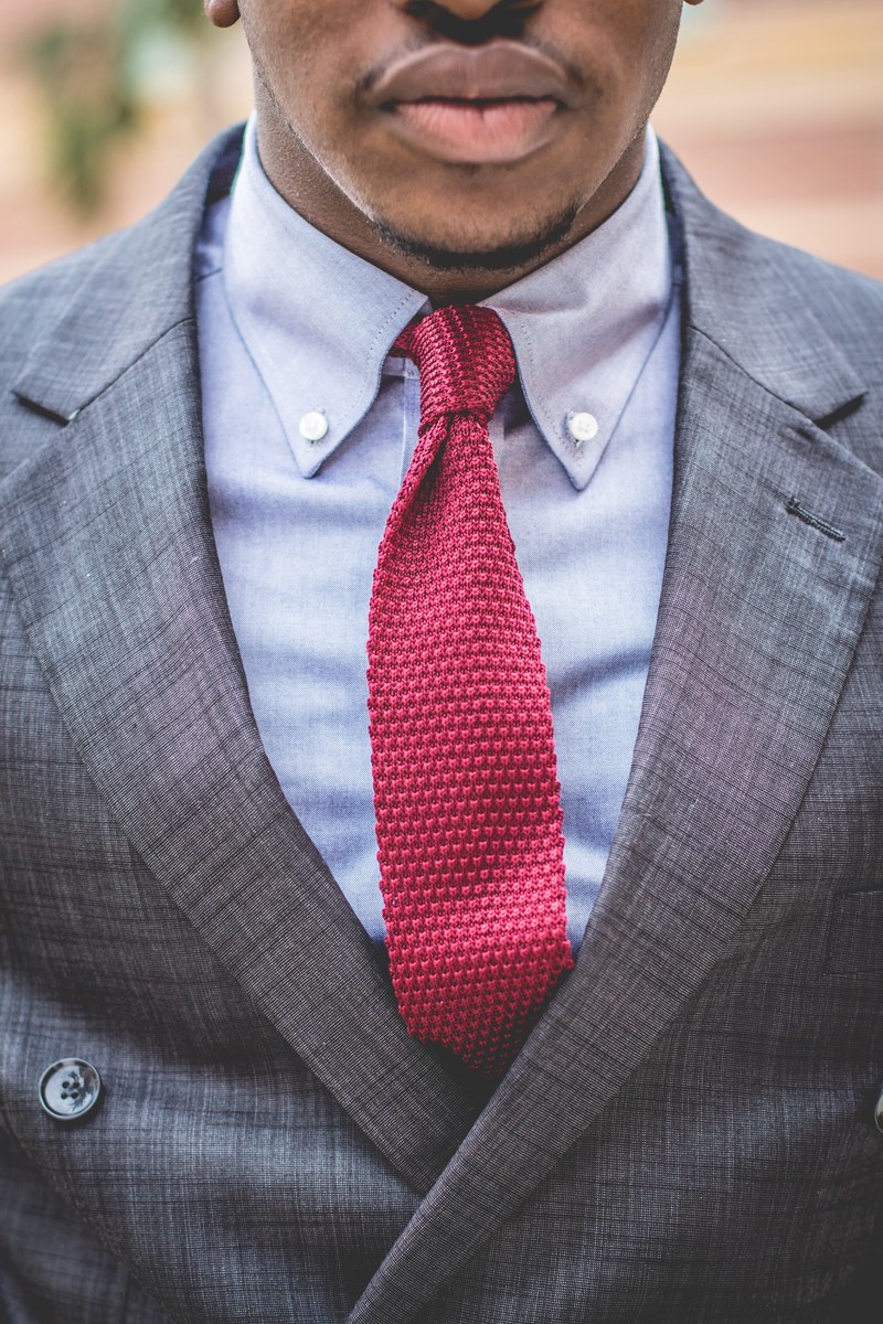 man in blue suit and a red tie at daytona beach, big brother 4k