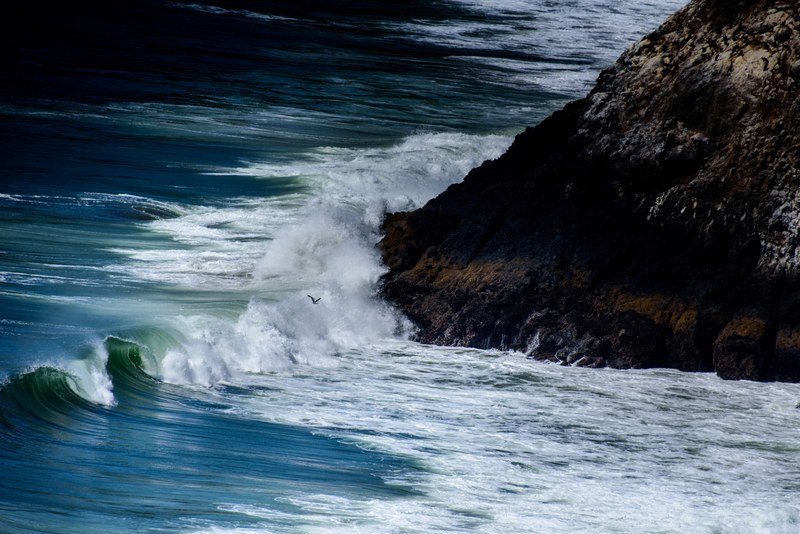 waves crashing on the rocky coastline at heceta beach, waves crashing on rocky coast 4k