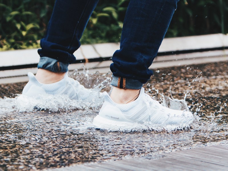 splashing shoe person and sneaker 4k