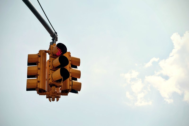 red light on traffic lights mounted on a pole, traffic lights on a pole 4k
