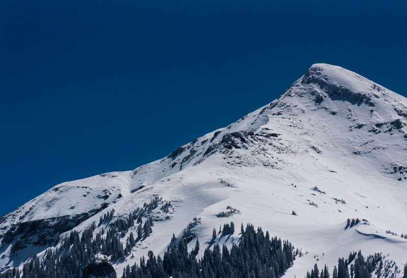 snow blankets a mountain top in silverthorne colorado, snowy peak in silverthorne 4k