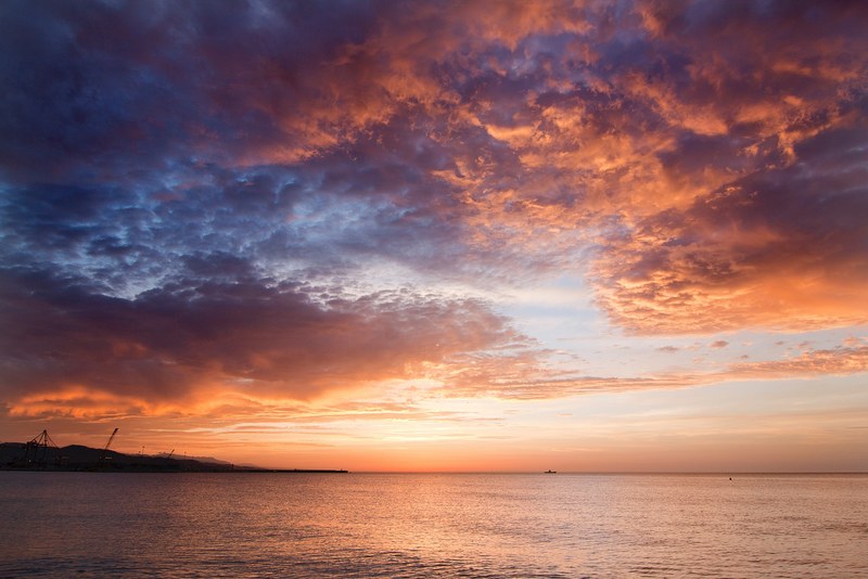 mlaga playa mar and nube 4k