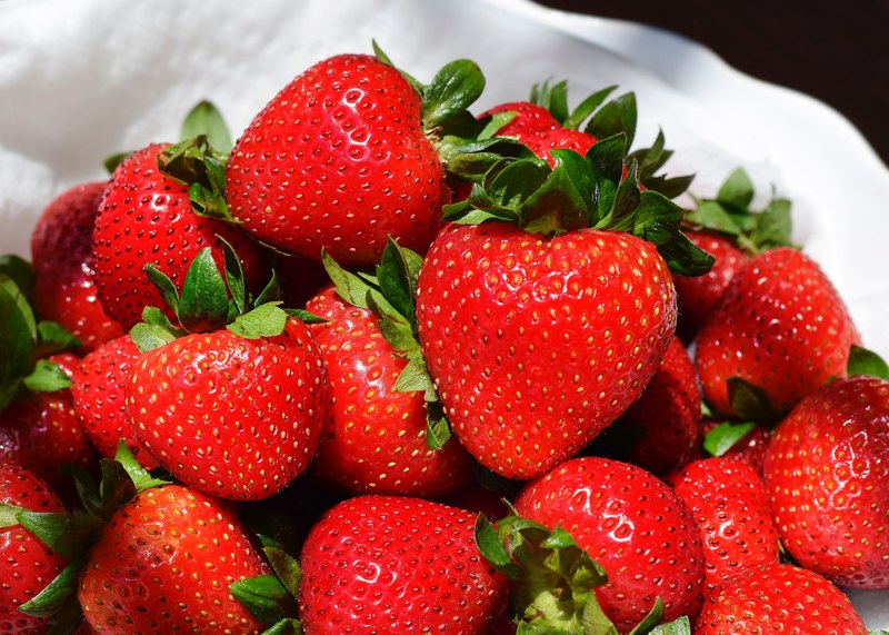 fresh picked strawberries 4k