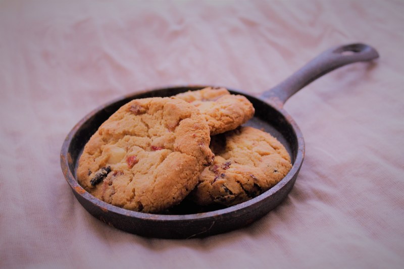 small cast iron skillet with homemade chocolate chip cookies, cookies 4k