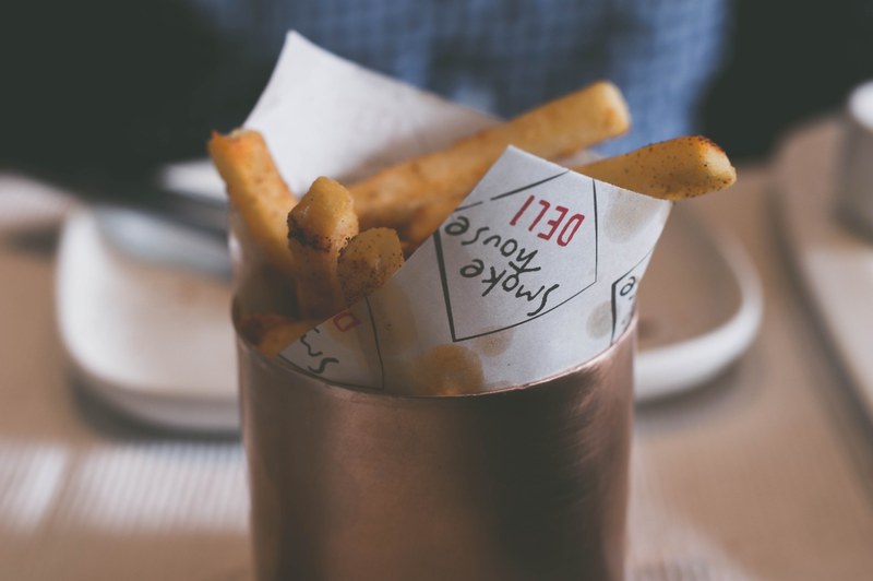 thick cut fries at an american deli restaurant, es comida 4k