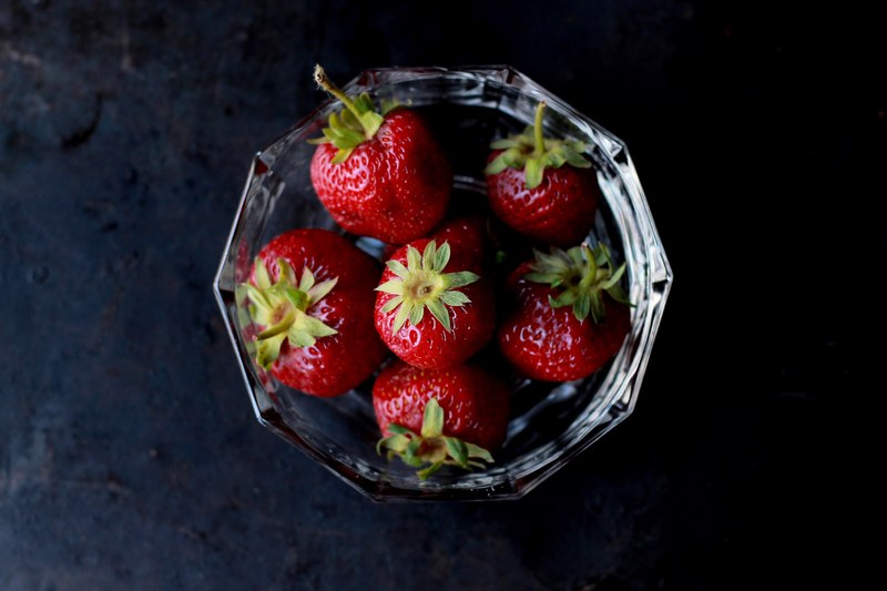 glass bowl of fresh red strawberries, bowl of strawberries 4k