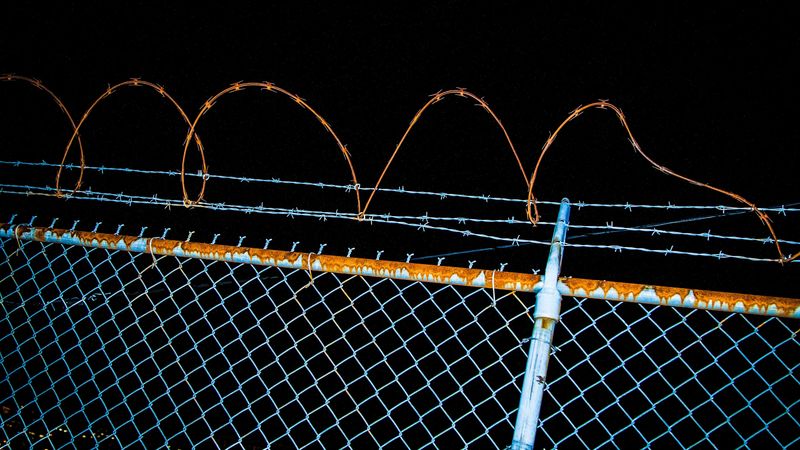 fence, barbed wire, rust, 4k