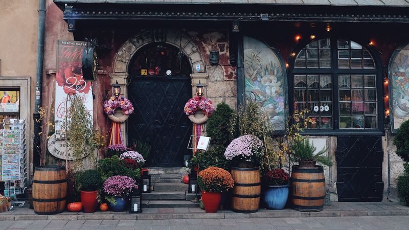 door, flowers, decoration, 4k