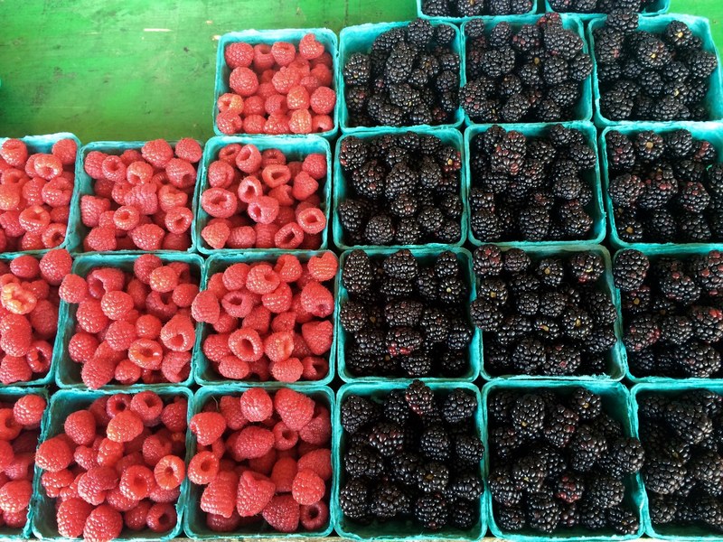 farmers market fruit blackberry and raspberry 4k