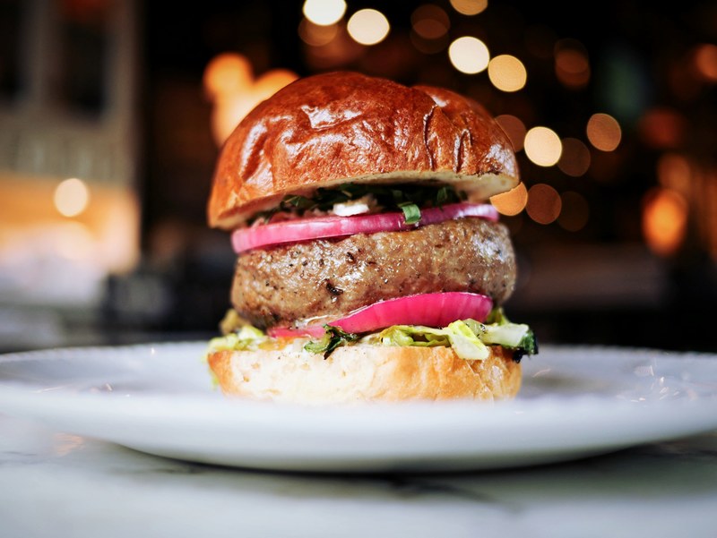 gourmet restaurant hamburger with red onions, gourmet hamburger 4k