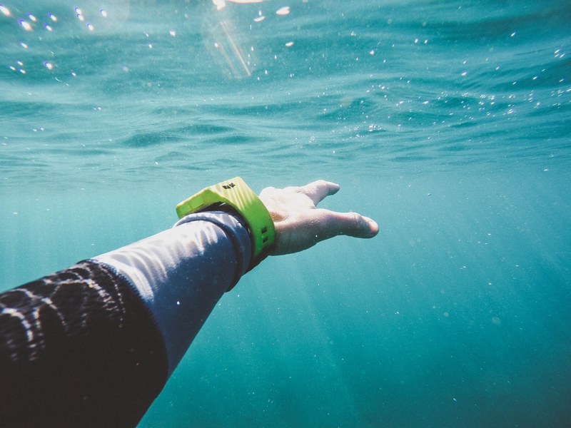 a persons hand reaching out underwater, _reaching underwater 4k