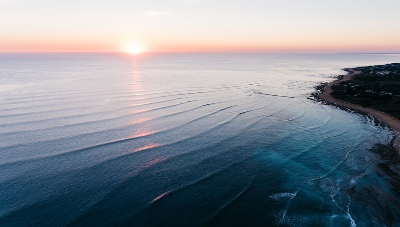 seascape of a calm ocean coastline during sunset at sainte marie de r france, sunset on sainte marie de r coast 4k