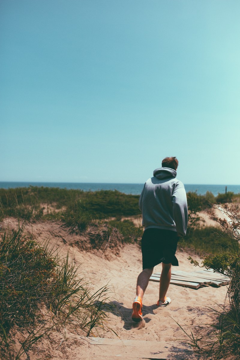 runner on the beach 4k