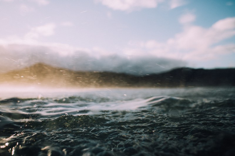 the ocean spray on a cloudy day in piha, piha ocean spray 4k