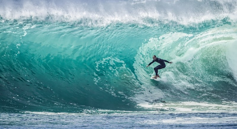 surfer surfing the big wave at north beach, riding the north beach waves 4k