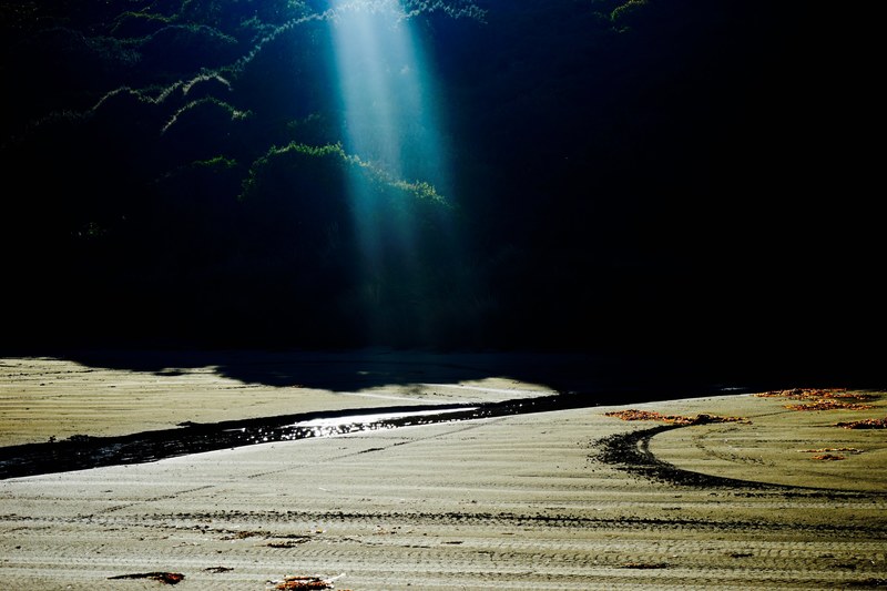 light beach and sun ray 4k