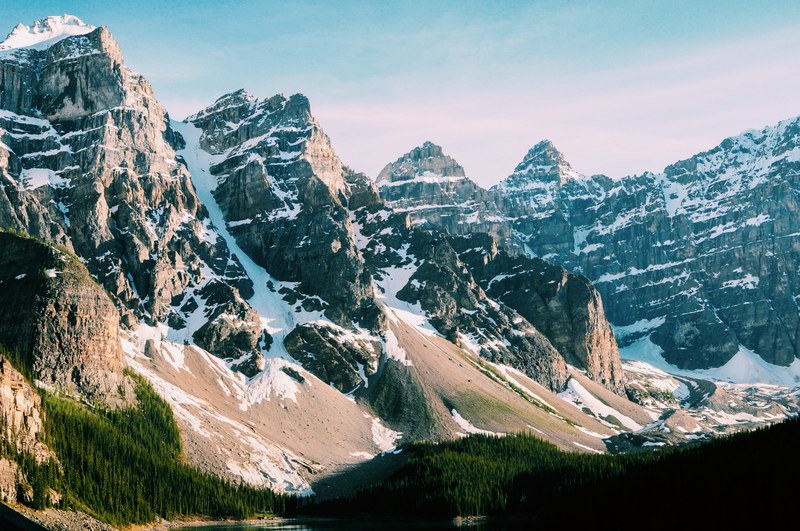 moraine lake and the surrounding forests and snowy mountain ridges, the moraine lake landscape 4k