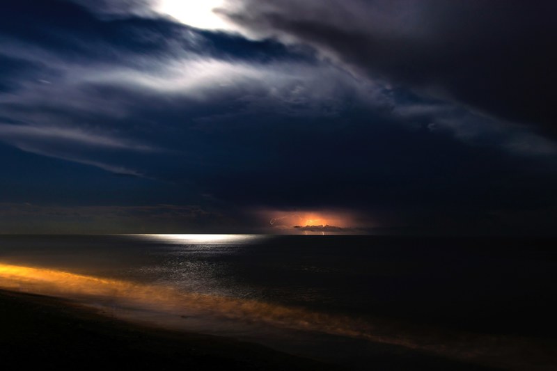 night ray cloud and horizon 4k