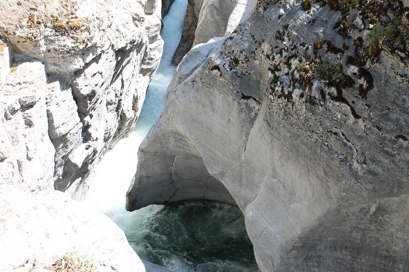rapid crevice rock and channel 4k