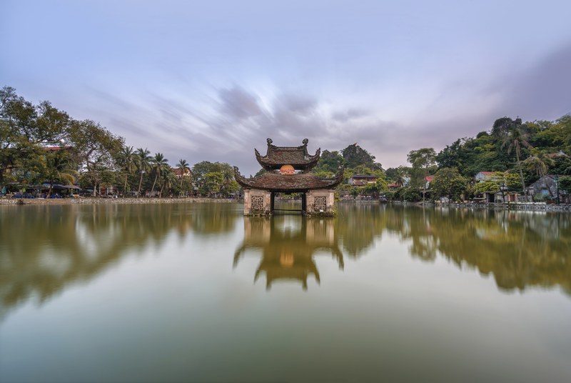 reflection vietnam lake and pagoda 4k