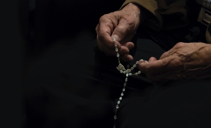 hand old man closeup and praying 4k