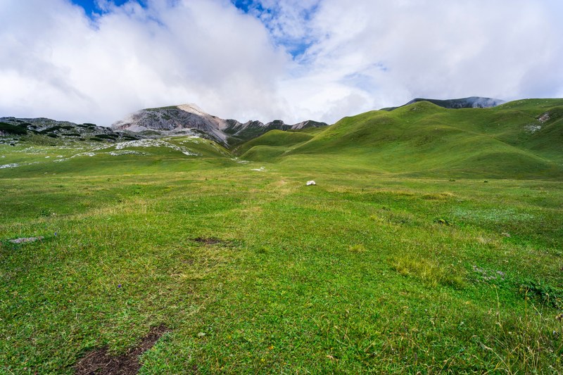 hill field grass and cloud 4k