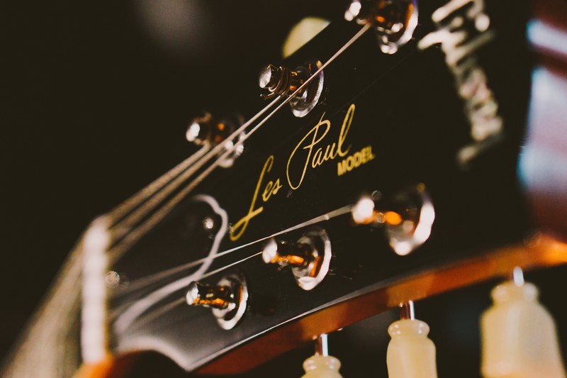 a close up of the headstock of a les paul guitar, les paul headstock 4k
