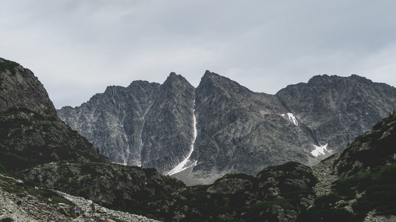 a rugged mountain with a saddle shaped profile in winnebach, mountains in winnebach 4k