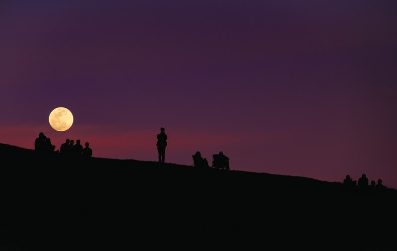 moon rises on a purple sky over silhouettes of people on the slope of mount tamalpais, moon over mount tamalpais 4k