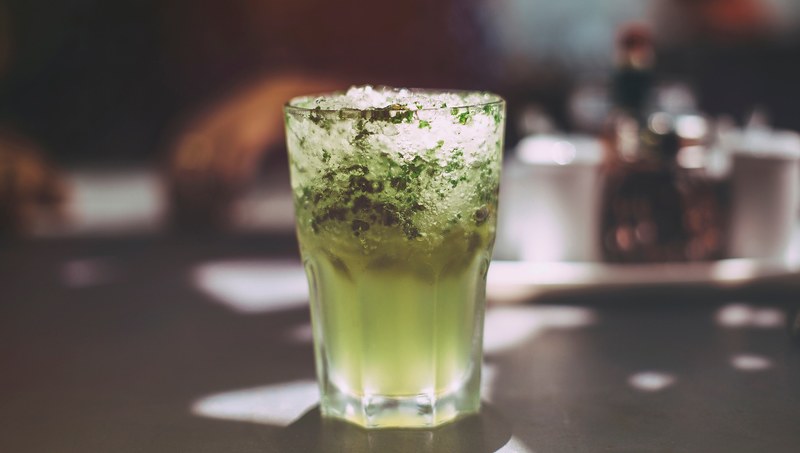 a macro view of a glass cup of cocktail mojito drink in hyderabad, glass cup of cocktail mojito 4k