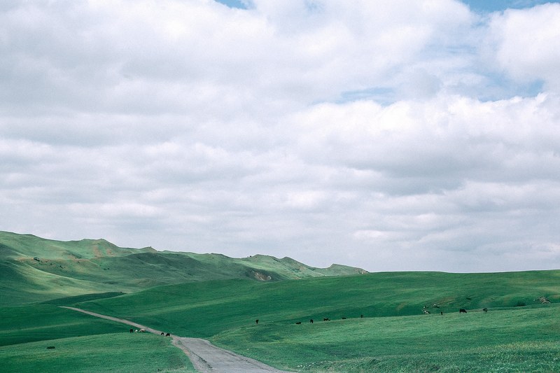 cloud hill field and plain 4k