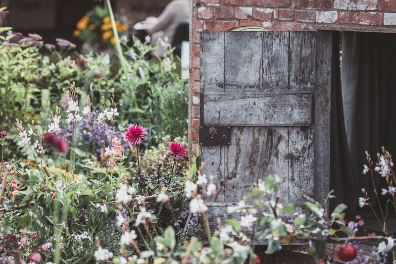 country cottage garden 4k