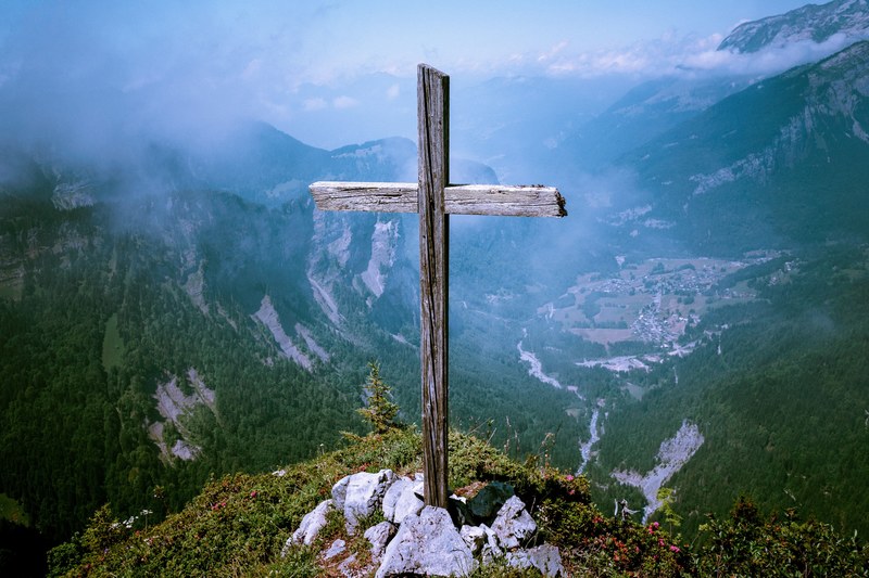cross in the mountains 4k