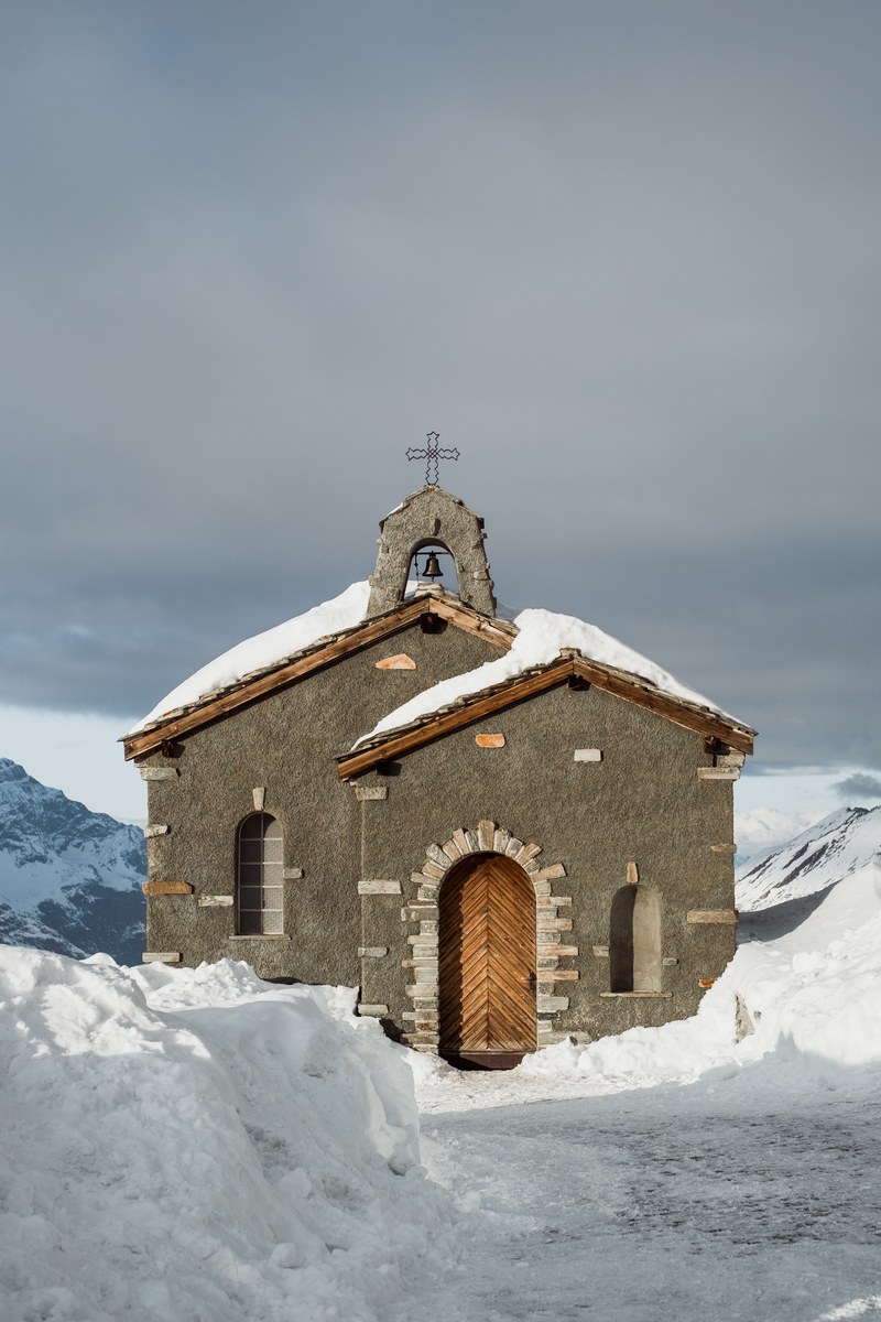 a small chapel in the middle of a snowy wasteland, chapel in the snow 4k