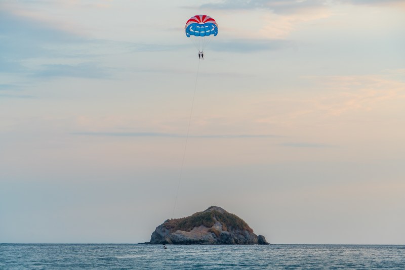 parachute sea island and rock 4k