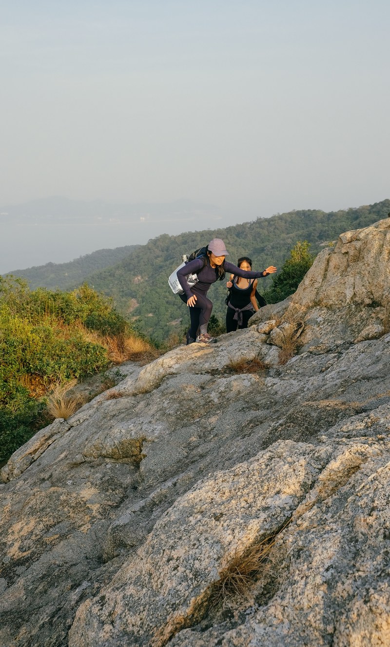climbing to the top of hong kong 4k