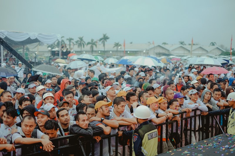 crowd fence barrier and mist 4k
