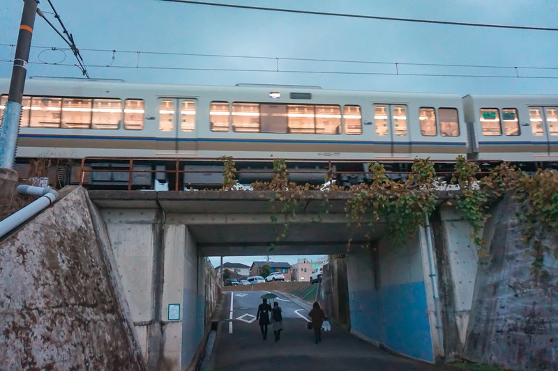 under the passing train 4k