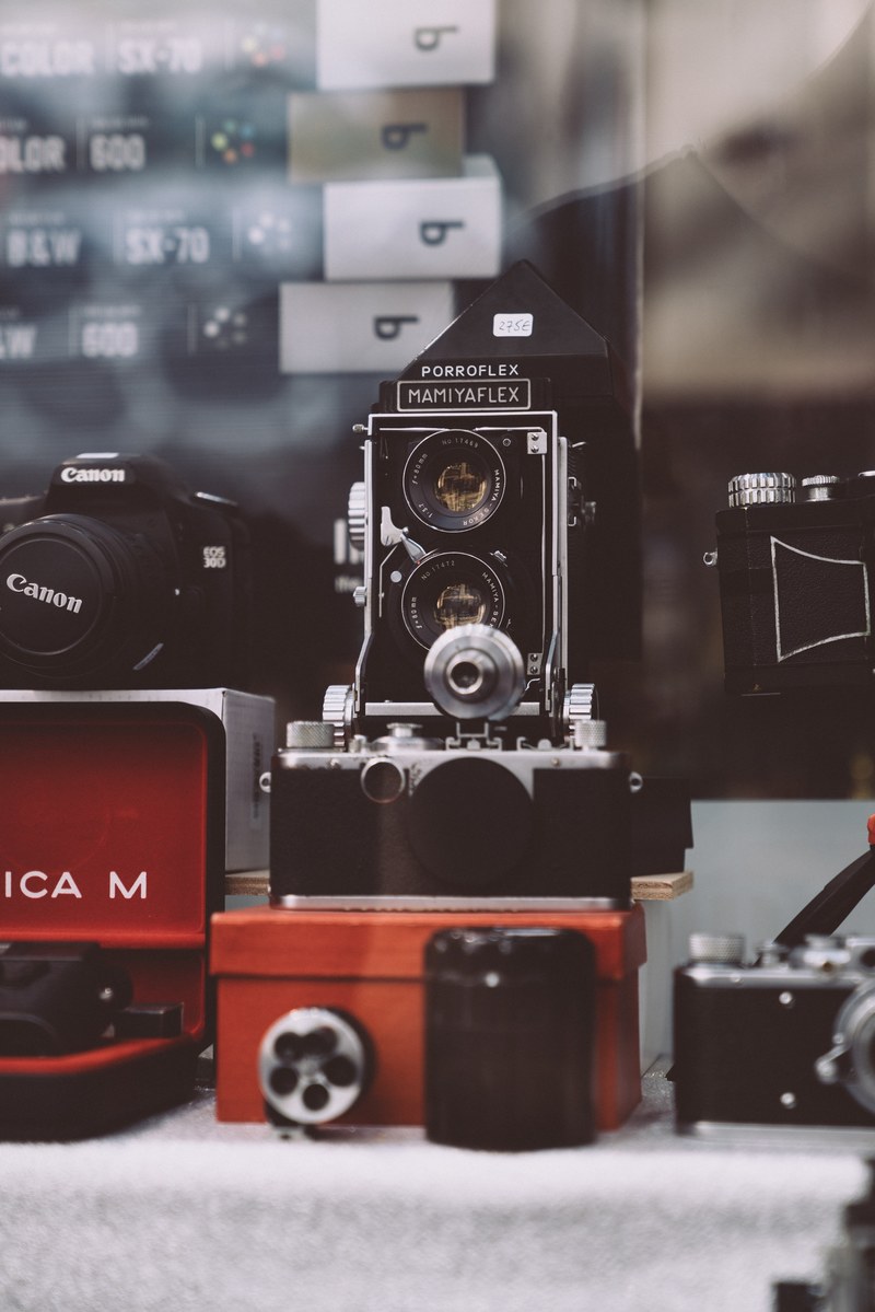 various vintage mamiyaflex and canon cameras are on display, _old fashioned camera 4k