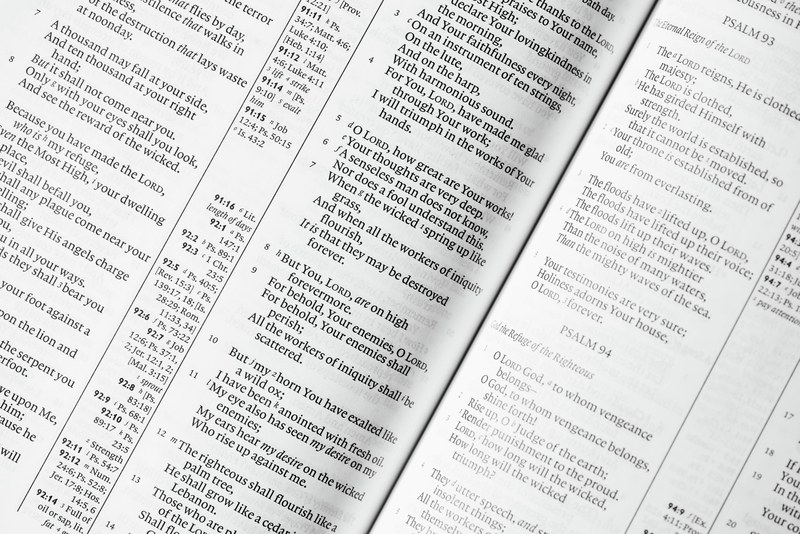 a close up of the bible at the pages of the psalms, _religious verses in book 4k