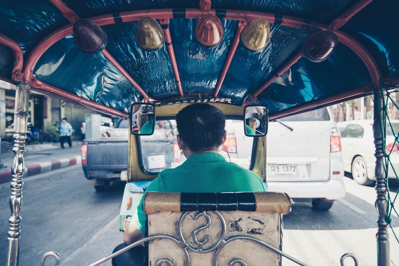 a view from the back seat of an auto rickshaw driving in the traffic, driven in a rickshaw 4k