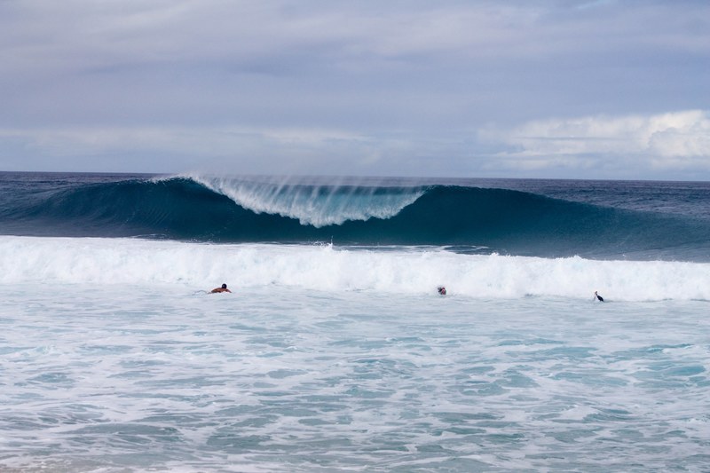 large waves coming in to shore in hawaii, _hawaii large waves 4k