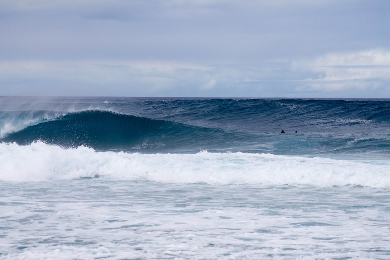 a large wave makes its way to the beachs shore, _large wave coming to shore 4k